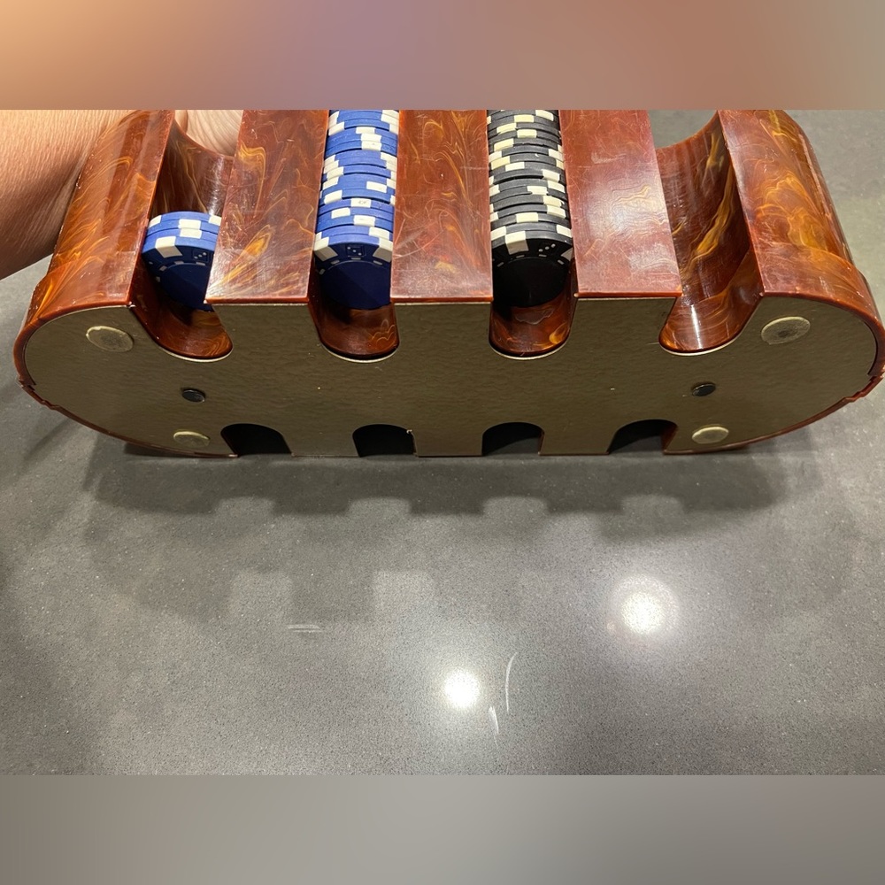 Vintage Bakelite Poker Caddy. Very nice wood grain like swirls. Chips included. - Picture 6 of 9